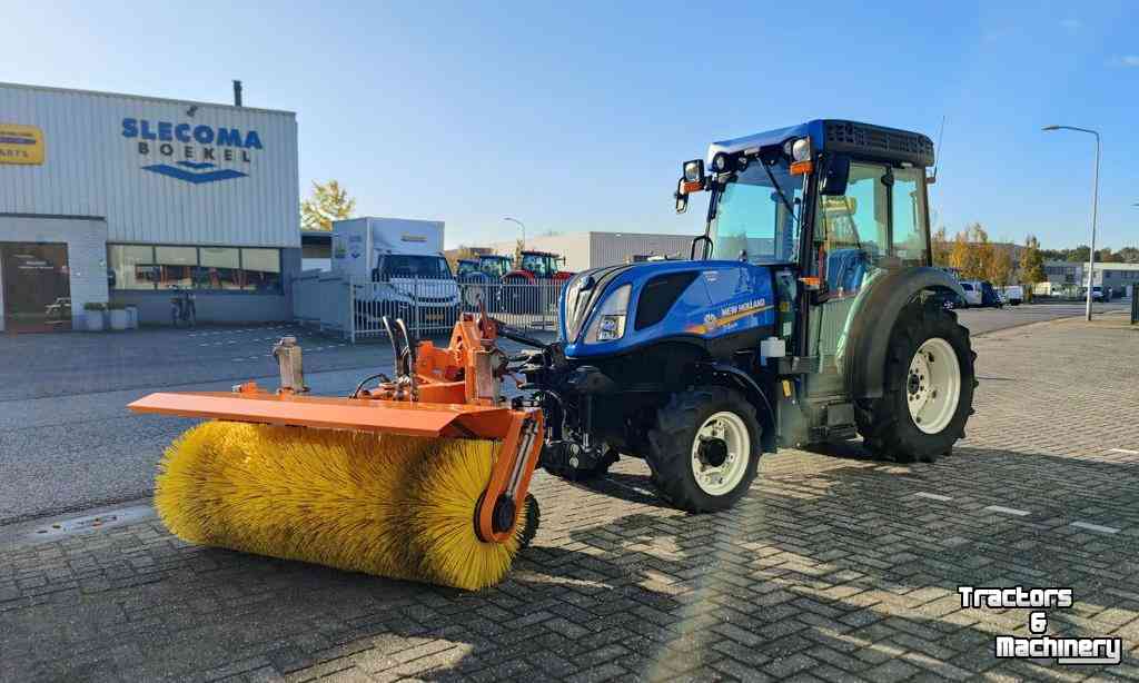 Smalspoortraktoren New Holland T4.80N Smalspoor Tractor met Rolbezem
