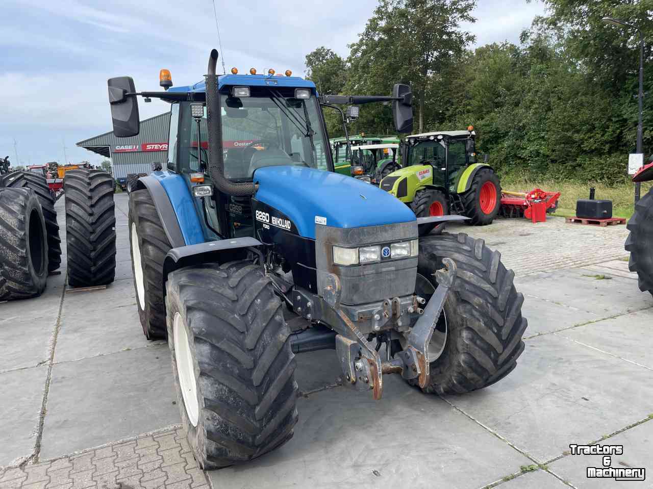 Traktoren New Holland 8260 range command