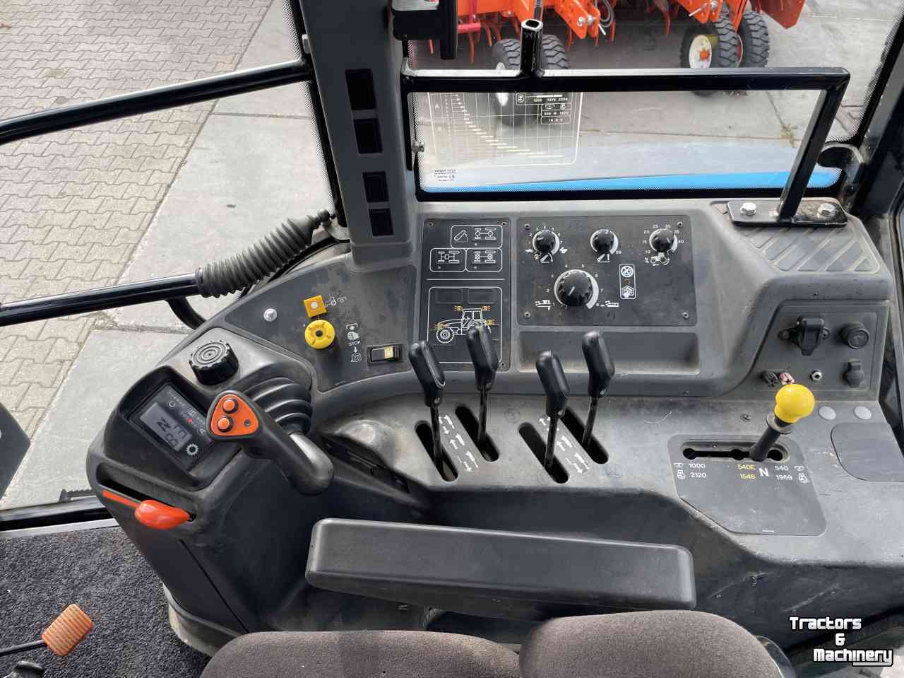 Traktoren New Holland 8260 range command