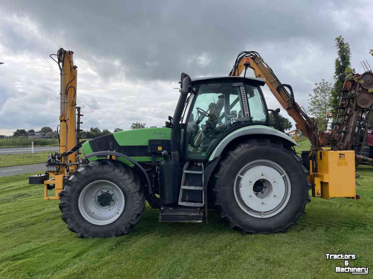 Traktoren Deutz Agrotron ttv 610 met herder cavalier mbk 418 en herder front giek