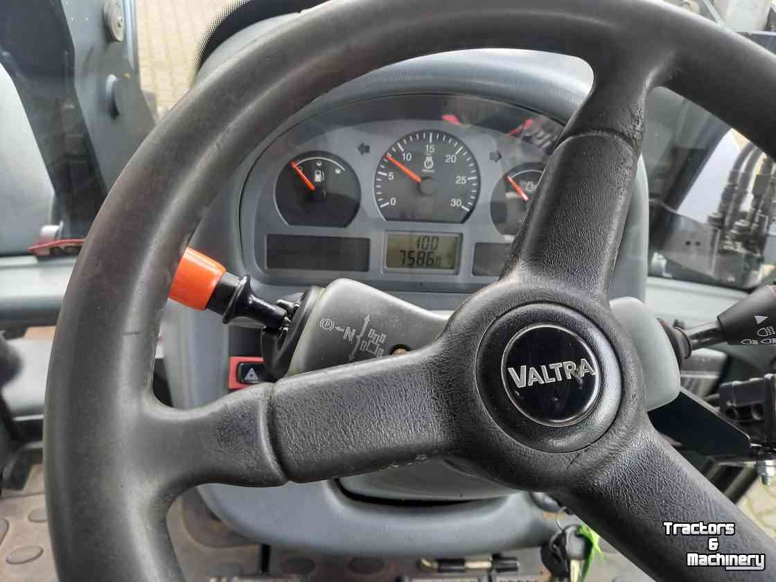 Traktoren Valtra N92 + frontlader