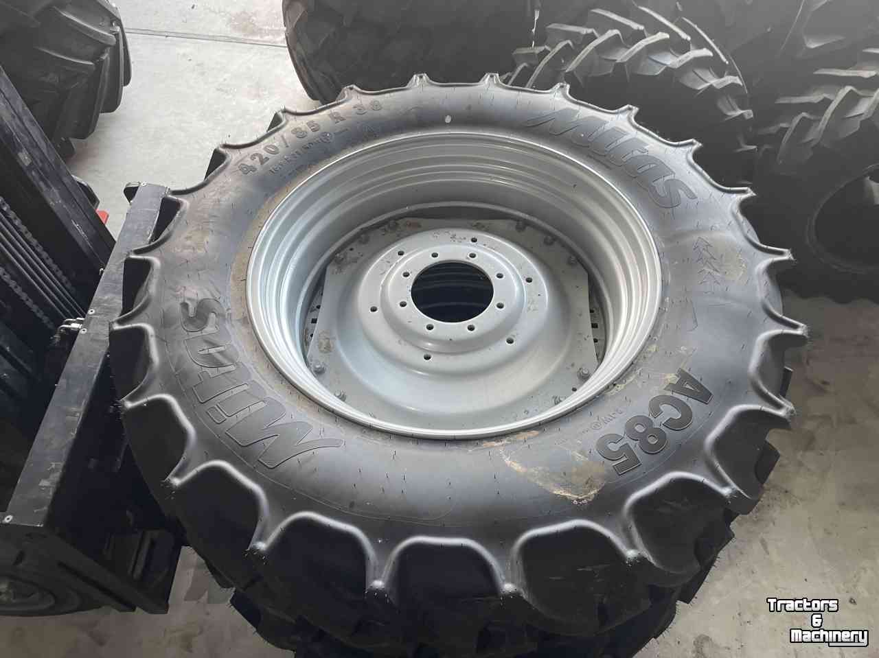 Wielen, Banden, Velgen & Afstandsringen Mitas 340/85R28 en 340/85R 38 op verstelbare velgen