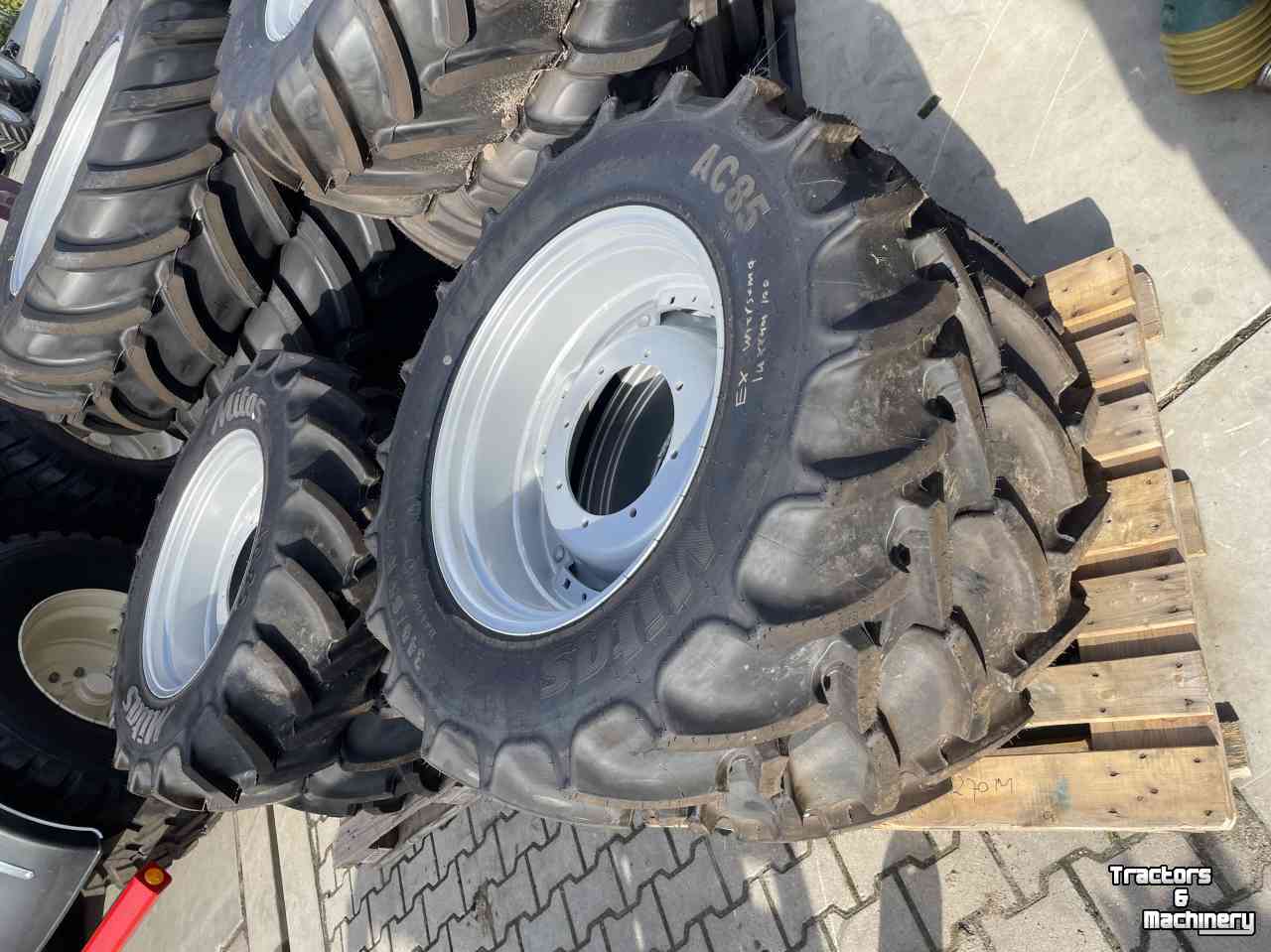 Wielen, Banden, Velgen & Afstandsringen Mitas 340/85R28 en 340/85R 38 op verstelbare velgen