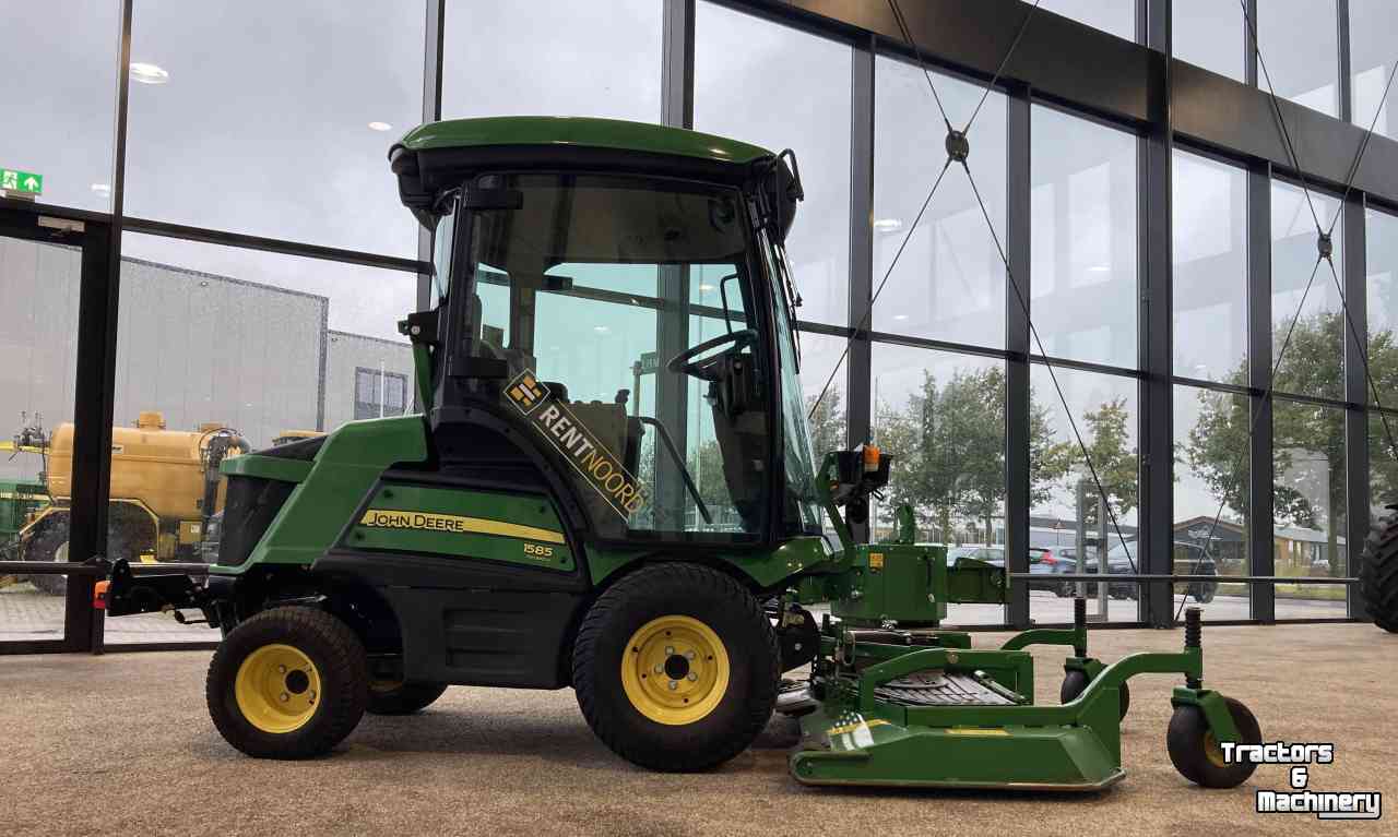 Zelfrijdende maaier John Deere 1585 Professionele Zitmaaier