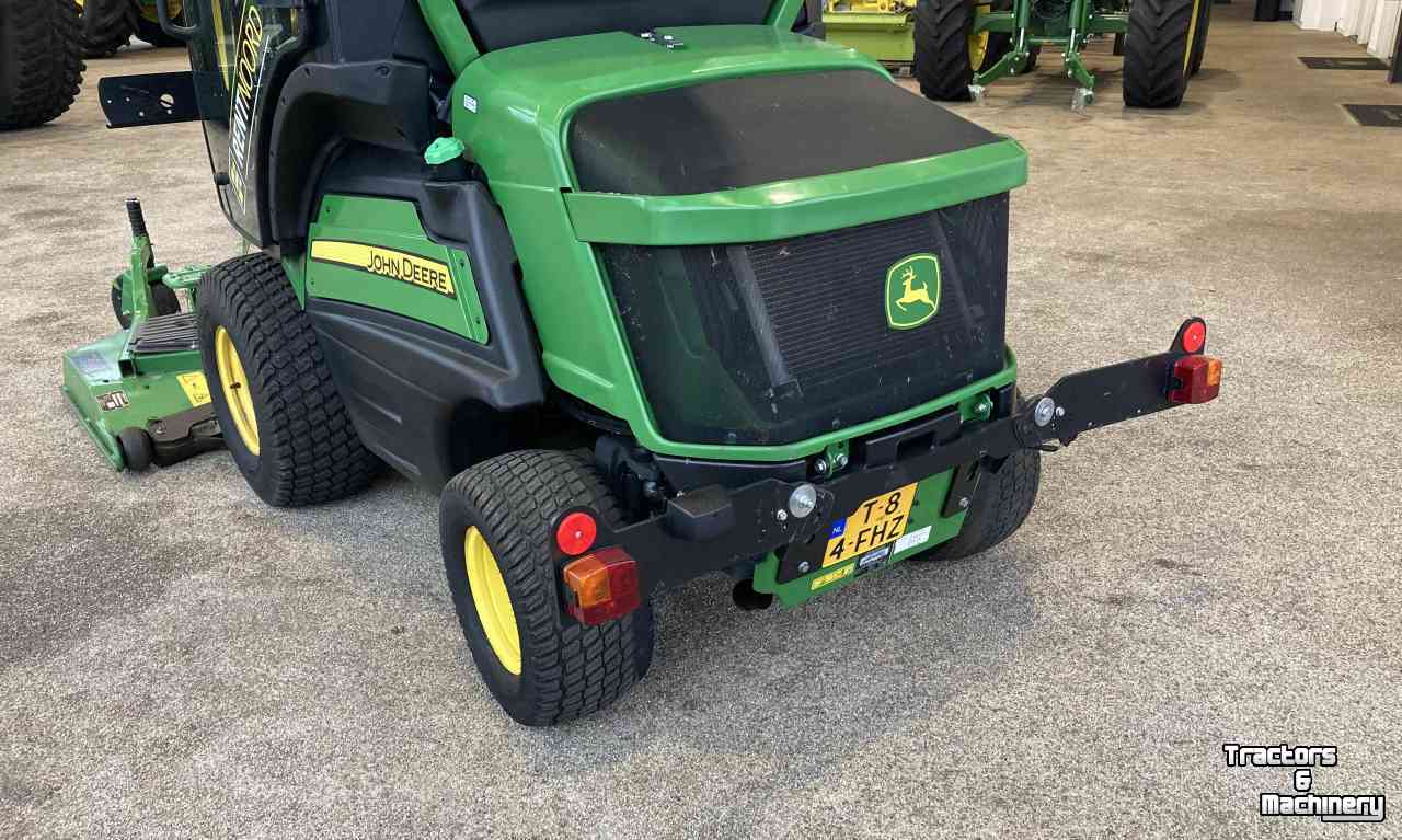 Zelfrijdende maaier John Deere 1585 Professionele Zitmaaier