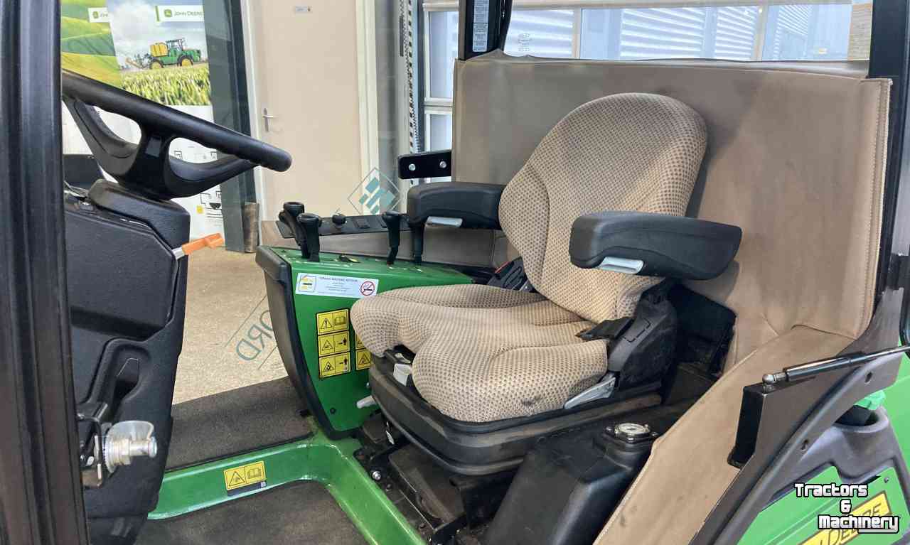 Zelfrijdende maaier John Deere 1585 Professionele Zitmaaier