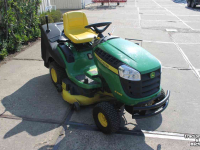 Zelfrijdende maaier John Deere X155R zitmaaier maaitrekker gazonmaaier hydrostaat grasmaaier